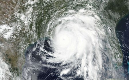 Will any Category 4 hurricane make landfall in the US in before 2027?